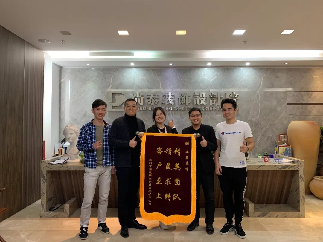 與客戶合照