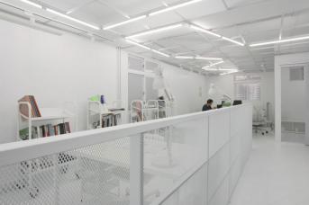 辦公室裝修:建筑人的實(shí)驗(yàn)精神，將18坪新創(chuàng)辦公室變身白色幻境！