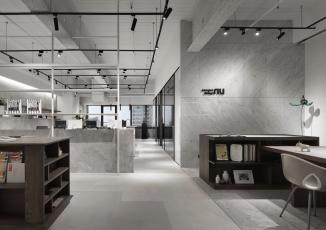 時尚裸設(shè)計無限延伸 玻璃、層板展示收納創(chuàng)造簡約現(xiàn)代工作室 